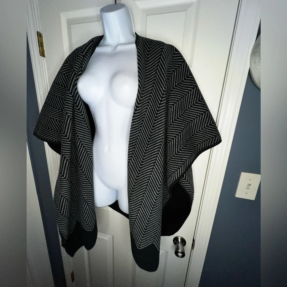 Ike Behar One Size Black Soft Geometric Fleece Ruana Wrap Poncho Sweater OS